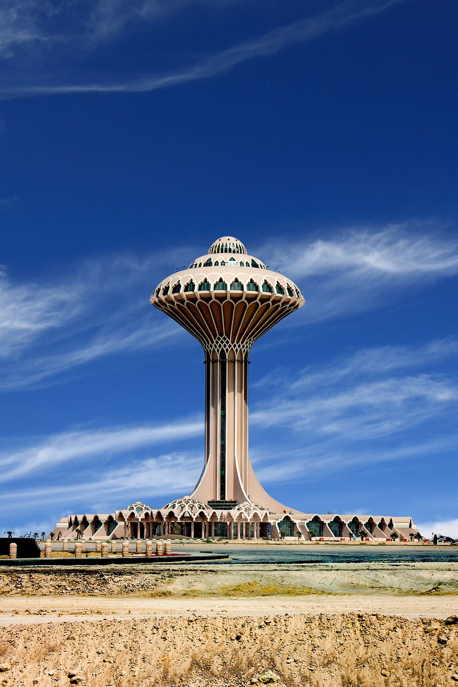 Wolke, Gebäude, Porträt, die Architektur, Himmel, Horizont, Blau, Turm, Konstruktion, Wahrzeichen, Struktur, Außen, Reise, gebaut, draussen, Strand, Ozean, Meer, Ufer, Wasser, wolke - himmel, Natur, Land, Tag, Sonnenlicht, keine Leute, Vergnügungspark, Freizeitpark Achterbahn, draußen, Kunst, Kultur und Unterhaltung, Sand, Reiseziele, Schönheit in der Natur, Szenen - Natur, Umgebung, trockenes Klima, 4K