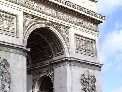 arco, de, triomphe, Parigi, architettura, famoso, punto di riferimento, Francia, monumento, storico, struttura costruita, esterno dell'edificio, il passato, storia, Inquadratura dal basso, nessuno, giorno, destinazioni di viaggio, rappresentazione umana, mestiere, rappresentazione, arte e artigianato, scultura, arco di Trionfo, intaglio - prodotto artigianale, turismo, cielo, nuvola - cielo, all'aperto, intaglio, ornato, colonna architettonica, architettura e arte, 2K, CC0, dominio pubblico, privo di copyright