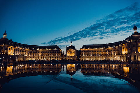 bajo, foto en angulo, blanco, hormigón, edificio, reflejando, cuerpo, agua, reflexión, noche, iluminado, cielo, reflejo de agua, Francia, Burdeos, ciudad, ligero, azul, arquitectura, exterior del edificio, estructura construida, oscuridad, naturaleza, destinos de viaje, frente al mar, el pasado, historia, nadie, viaje, 5K, CC0, dominio público, libre de derechos