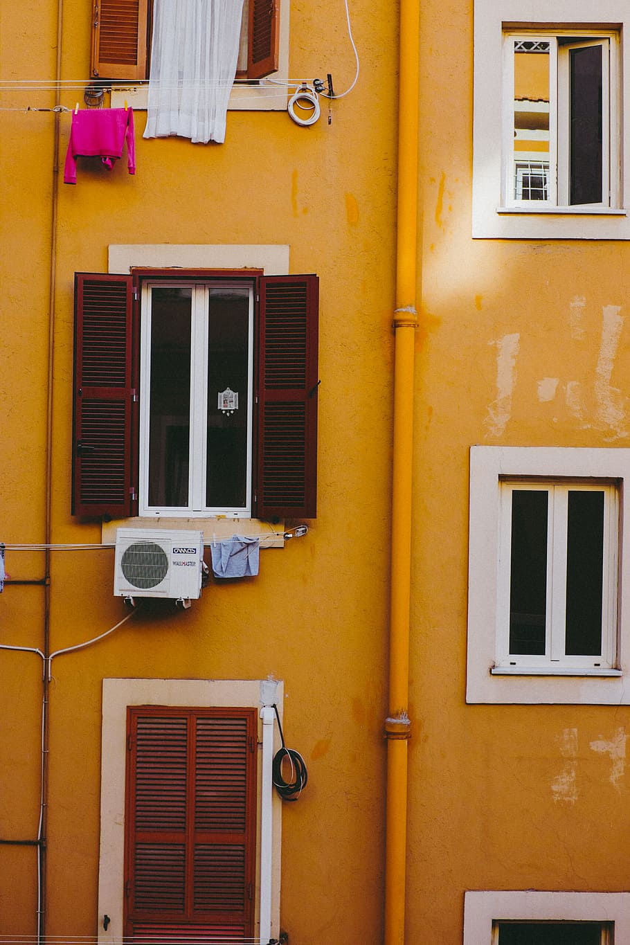 vegg med vinduer, vegg, vinduer, arkitektur og bybildet, vindu, arkitektur, hus, fasade, Europa, bygge eksteriør, lukker, kulturer, by, gammel, gate, utendørs, urbane scene, Italia, bygget struktur, dør, ingen folk, bygning, boligområde, dag, lukket, sikkerhet, gul, beskyttelse, inngang, veggbyggingsfunksjon, rør - rør, vinduskarm, 4K