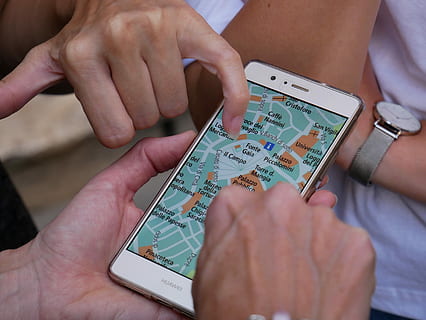 person, bedrift, hvid, huawei p 9 smartphone, p9, telefon, Huawei, kort, app, hånd, menneskelig hånd, menneskelig kropsdel, trådløs teknologi, meddelelse, teknologi, forbindelse, finger, menneskelig finger, mennesker, tæt på, kropsdel, livsstil, rigtige mennesker, indendørs, fritidsaktivitet, herrer, touch screen, voksen, 4K, CC0, offentligt domæne, royaltyfrie