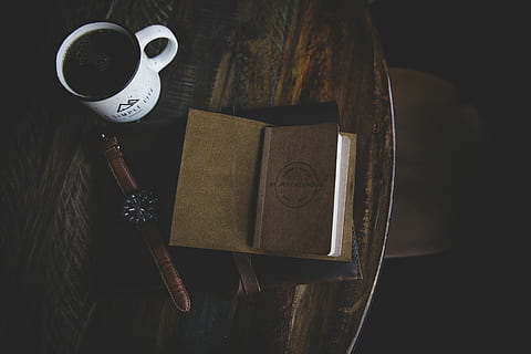maro, carte, alb, ceramică, halbă, rundă, negru, analog, ceas, plasat, de lemn, masa, Piele, cafea, jurnal, ceașcă, băutură, mancare si bautura, cafea - băutură, cană de cafea, gustare, natură moartă, în interior, publicare, lemn - material, text, prospeţime, nici o persoana, alimente, direct deasupra, vedere în unghi mare, bautura fierbinte, ceai de ceai, faianță, tavă, 5K, CC0, domeniu public, fără drepturi de autor