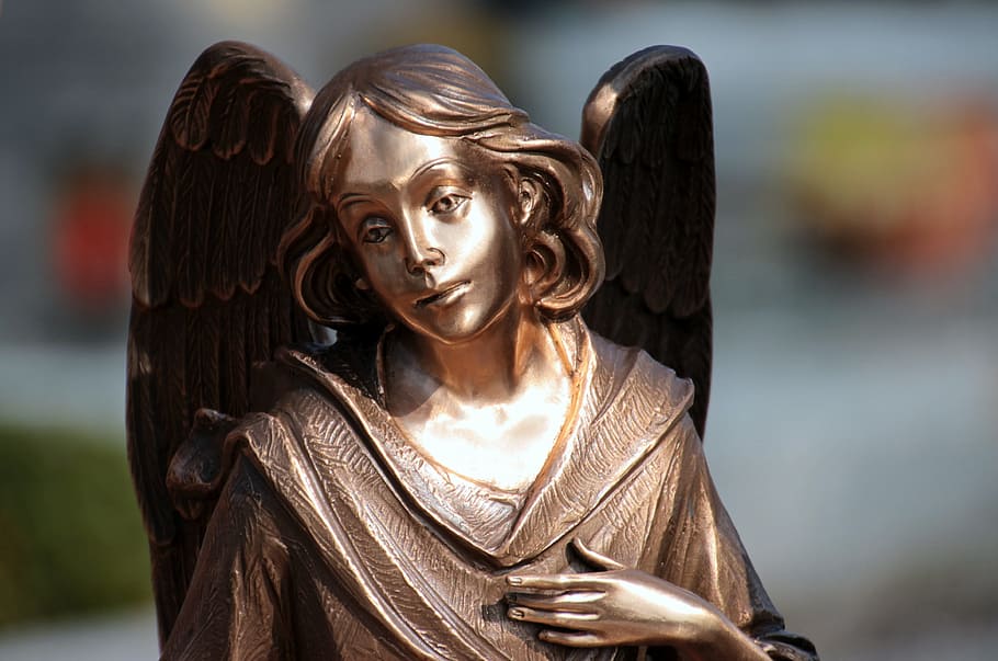 estatueta d'àngel de bronze, àngel, consol, dol, estàtua, figura d'àngel, símbol, ales d'àngel, cara d'àngel, dolç, estàtua de bronze, tomba, escultura, centrar-se en primer pla, dones, gent, representació humana, adult, religió, espiritualitat, art i artesania, bellesa, color daurat, a l'aire lliure, roba, artesania, creença, naturalesa, dona guapa, representació, pentinat, contemplació, 4K