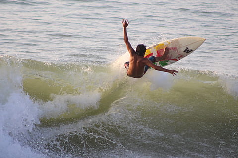 surfear, playa, navegar, playa, agua, frente al mar, al aire libre, gente real, movimiento, día, mar, deporte, deporte acuático, una persona, surf, actividad de ocio, ola, disfrute, naturaleza, divertido, vacaciones, viaje, aventuras, brazo humano, extremidad humana, brazos levantados, 5K, CC0, dominio público, libre de derechos