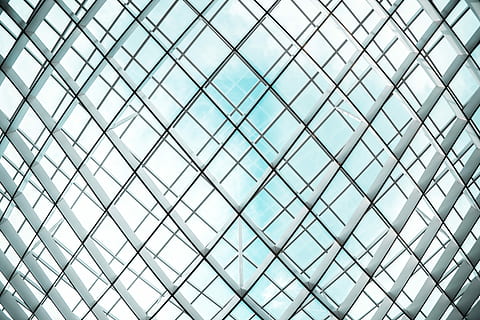 fotografie met een lage hoek, wit, gebouw, architectuur, achtergrond, patroon, venster, verbleken, complex, eenvoudig, minimalisme, abstract, behang, hemel, lijn, bedrijf, vormen, meetkundig, moderne architectuur, bouwkundig, architectonisch patroon, stadslijn, volledig kader, achtergronden, ingebouwde structuur, lage hoekweergave, ontwerp, geen mensen, herhaling, vorm, geometrische vorm, dag, binnenshuis, glas - materiaal, plafond, metaal, modern, architectonische functie, dakraam, kantoorgebouw buitenkant, direct onder, 5K, CC0, publiek domein, royaltyvrij