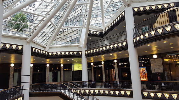 Berlin, friedrichstraße, intymny stosunek dwojga ludzi, architektura, zbudowana struktura, na zewnątrz budynku, żadnych ludzi, szkło - materiał, nowoczesny, budynek, oświetlony, dzień, kolumna architektoniczna, sufit, tekst, świetlik, dach, podróżować, niski kąt widzenia, okno, na dworze, światło słoneczne, 5K, CC0, domena publiczna, darmowe zdjęcia