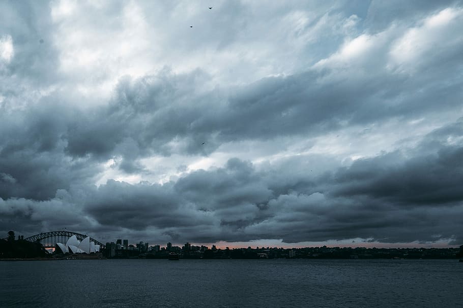 cos, aigua, ennuvolat, cel, foto, casa de l'Òpera de Sydney, sydney, núvol, pluja, tempesta, òpera, núvols rodants, drone, atracció turística, cbd, ciutat, llac, roadtrip amb raj, viatge de carretera, inspiració, viatjar, núvol - cel, cel dramàtic, naturalesa, medi ambient, cloudscape, arquitectura, núvol de tempesta, paisatge, fosc, escenics - natura, cap gent, paisatge urbà, mar, a l'aire lliure, vent, pluja torrencial, clima, meteorologia, ominós, poder a la natura, 2K