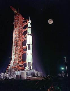 bred, vinkel billede, hvid, raket, Apollo 17, affyringsrampe, prælancering, nat, fuldmåne, bemandet mission, måne, liftoff, astronaut, udforskning, flyvningen, plads, rumskib, rumfartøj, arkitektur, bygget struktur, bygning udvendig, belyst, himmel, høj - høj, tårn, ingen mennesker, by, natur, udendørs, industri, bygning, lav vinkel visning, fabrik, rejsemål, skyskraber, måneskin, 2K, CC0, offentligt domæne, royaltyfrie