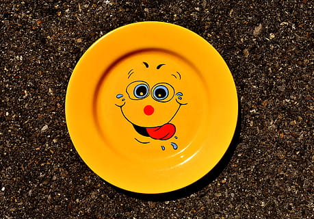 rund, gul, ansigtsudskrivning, keramisk, plade, top, sort, granitoverflade, gul ansigt, Print, keramisk plade, På toppen, sort granit, overflade, bordservice, smiley, nuttet, porcelæn, farverig, farve, spise, antropomorfe smiley ansigt, tæt på, ingen mennesker, dag, antropomorfe ansigt, smilende, høj vinkel visning, antropomorfe, direkte over, ansigt, cirkel, repræsentation, kreativitet, geometrisk form, stilleben, form, indendørs, mad og drikke, velvære, sjovt, 5K, CC0, offentligt domæne, royaltyfrie
