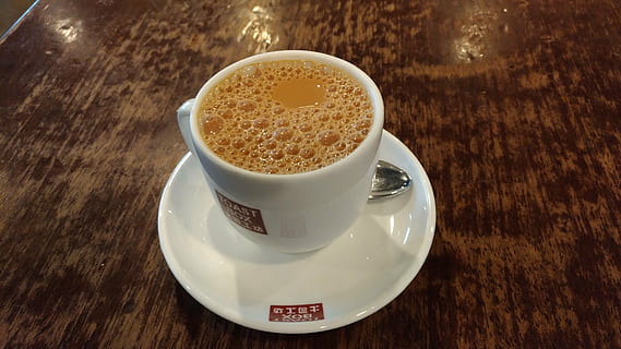 erfrischend, Tee, Bläschen, Himmel, heiß, abschalten, Essen und Trinken, Kaffee, Becher, Kaffee trinken, Getränk, Tasse, Kaffeetasse, Erfrischung, Untertasse, Tabelle, Geschirr, Holz - Material, drinnen, Stillleben, schaumiges Getränk, Frische, High Angle View, Lebensmittel, keine Leute, heisses Getränk, alkoholfreies Getränk, Schaum, Teetasse, 4K, CC0, gemeinfrei, lizenzfrei