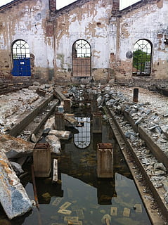 reflectarea apei, vechi, spart, dărâma, clădire, expirat, ruina, descompunere, demolare, despartire, casa veche, a uita, dărăpănat, tranzitoriu, clădire veche, părăsi, arhitectură, construită, nici o persoana, zi, abandonat, istorie, trecutul, fereastră, deteriorat, reflecţie, ruginit, apă, lăcaș de cult, în aer liber, exteriorul clădirii, religie, montare pe perete, deteriorare, ruinat, 2K, CC0, domeniu public, fără drepturi de autor