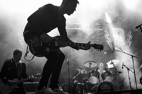 foto en escala de grises, hombre, jugando, guitarra, escenario, músico, guitarrista, música, joven, silueta, cantante, rock, banda, niebla, hielo seco, música en vivo, concierto, espectáculo, artistas, luces, vivir, estado animico, destacar, marshall, amplificador, amperio, tambores, cultura de las artes y entretenimiento, instrumento musical, actuación, etapa - espacio de actuación, hombres, equipo musical, la música rock, evento, guitarra electrica, habilidad, disfrute, artista, gente, multitud, concierto de musica popular, la vida nocturna, arrancando un instrumento, festival, 5K, CC0, dominio público, libre de derechos