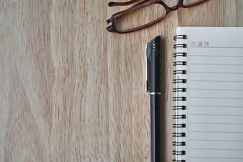 quadern, al costat, bolígraf, fons de pantalla d'ulleres, ulleres, article, nota, prendre notes, el treball, llibre, curs, escriure, treballar, paper, pàgina, manuscrit, literatura, record, llegir, foto, ploma estilogràfica, el sorteig, fotografia, taula, color, foto del producte, blanc, ningú, fons, escola, macro, oficina, dibuix, periodista, imatges, autor, quadern d’espiral, material de fusta, publicació, a l'interior, bloc de notes, directament a sobre, natura morta, cap gent, educació, vista d’angle alt, espiral, subministrament d’oficina, primer pla, instrument d’escriptura, diari, comunicació, en blanc, gra de fusta, 8K, CC0, domini públic, lliure de regalies