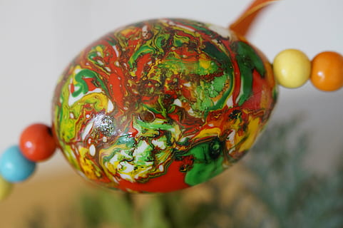 huevo, huevo de Pascua, jaspeado, Pascua de Resurrección, vistoso, Art º, pintura, pintura de huevos de pascua, primavera, color, decoración, brillante, aduana, saludo de pascua, huevo pintado, hilo, comida, de cerca, centrarse en primer plano, comida y bebida, adentro, multi color, nadie, alimentación saludable, Fruta, foto de estudio, directamente arriba, frescura, vegetal, bienestar, naturaleza muerta, Arte y artesanía, 5K, CC0, dominio público, libre de derechos