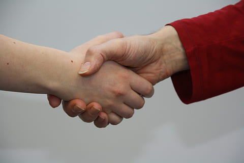 zwei, Menschen, Shake, Hände, Foto fokussieren, geben, menschliche Hand, Hand, menschliches Körperteil, Handschlag, Zustimmung, Zusammengehörigkeit, Erwachsene, zwei Menschen, Gestikulieren, drinnen, Studioaufnahme, Geschäft, Gruß, Frau, Körperteil, Zusammenarbeit, Frauen, Zusammenspiel, menschlicher Arm, Finger, Handgelenk, 4K, CC0, gemeinfrei, lizenzfrei