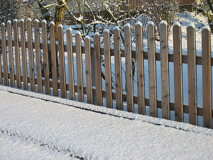 hegn, sne, vinter, kold, træ, snedækket, frost, hvid, vinter magi, have hegn, vinterindtryk, kold temperatur, udendørs, ingen mennesker, dag, barriere, sikkerhed, grænse, beskyttelse, natur, mønster, dækker, sollys, Mark, hvid farve, sti, 4K, CC0, offentligt domæne, royaltyfrie