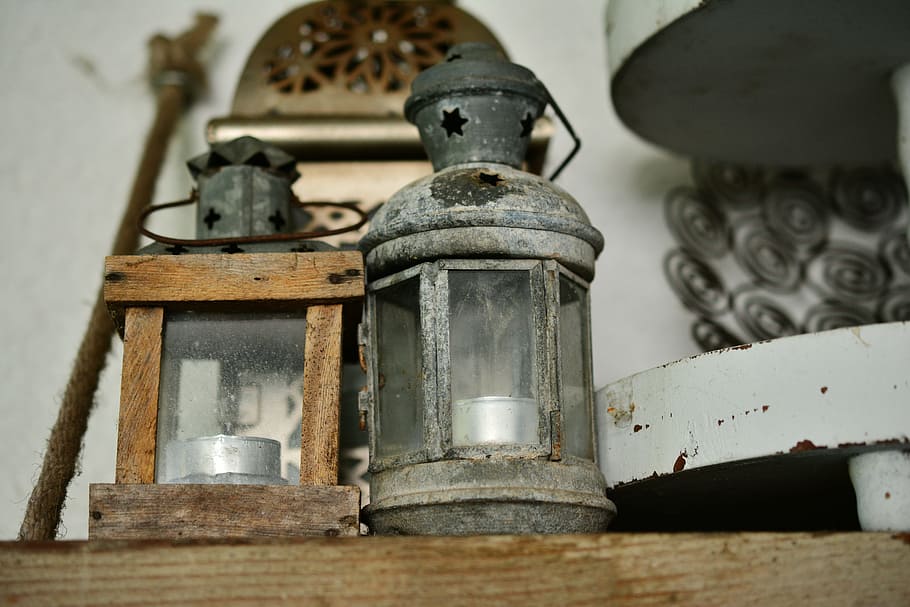 to, slukket lys lanterner, lanterner, gammel, junk, dekoration, loppemarked, gamle ting, metal, træ, forvitret, lampe, lys, ingen mennesker, tæt på, indendørs, belysningsudstyr, antik, dag, træ - materiale, rusten, olielampe, lanterne, retro stylet, selektiv fokusering, arkitektur, klokke, fokus på forgrunden, stilleben, elektrisk lampe, sølvfarvet, 5K