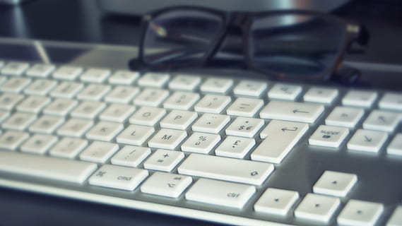 sudraba ābolu tastatūra, tastatūra, dators, internetā, darbu, galddators, iekārtu tehnoloģija, tīmeklī, rakstīt, darbavietā, emuārs, pc, saulesbrilles, tehnoloģijas, komunikāciju, datortehnika, datora tastatūra, bezvadu tehnoloģija, savienojumu, desktop pc, nav cilvēku, tuvplāns, klēpjdators, datora daļa, datora atslēga, datortīkls, datus, telpās, Bizness, vēstuli, 2K, CC0, publiskais domēns, bez atlīdzības