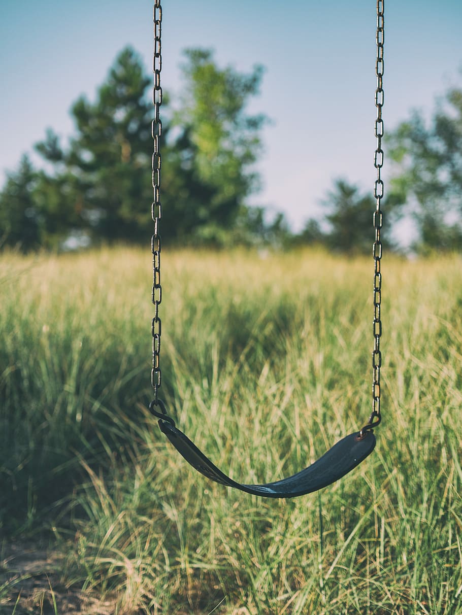 cadira de swing, penjat, a l'aire lliure, herba, swing, cadena, parc, arbre, camp, memòria, infància, parc infantil, nen, gronxador, fora, empenta, diversió, pati, centrar-se en primer pla, metall, dia, planta, naturalesa, cap gent, terra, primer pla, llum solar, tranquil·litat, color verd, paisatge, equip de joc a l'aire lliure, 4K