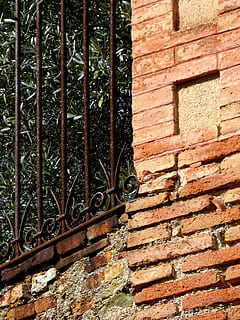 grata, pilastro, arrugginito, vecchio, dettaglio, muro di mattoni, parete, struttura costruita, architettura, mattone, caratteristica della parete, giorno, metallo, nessuno, esterno dell'edificio, all'aperto, costruzione, avvicinamento, modello, natura, finestra, protezione, abbandonato, muro di pietra, ruota, 4K, CC0, dominio pubblico, privo di copyright