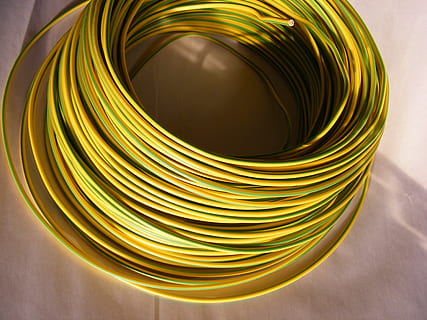 foto de primer pla, groc, cable, marró, superfície, blau, coure, elèctric, groc verd, aïllat, pvc, vermell, enfundat, un sol nucli, tecnologia, espiral, fons, primer pla, cap gent, a l'interior, natura morta, patró, forma geomètrica, cercle, art i artesania, forma, color verd, electricitat, artesania, disseny, taula, brillant, enrotllat, centrar-se en primer pla, sol objecte, 2K, CC0, domini públic, lliure de regalies
