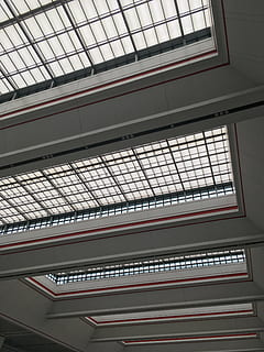 fereastră, lumină și umbră, aranja, în interior, vedere unghiulară joasă, arhitectură, construită, nici o persoana, tavan, zi, sticlă - material, transport, lucarnă, stație de cale ferată, model, clădire, transportul feroviar, metal, transport public, lumina soarelui, caracteristică arhitecturală, statie, 4K, CC0, domeniu public, fără drepturi de autor