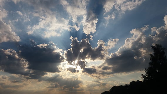 cielo, nuvole, sera, coperto dalle nuvole, natura, cielo blu, vista, buio, acqua, blu, martinetti, alto, bianca, nube, glomerulo, nuvola - cielo, tempo metereologico, Cloudscape, all'aperto, tramonto, Paesaggi, bellezza nella natura, estate, sfondi, luce del sole, giorno, sole, cielo drammatico, crepuscolo, nuvoloso, nessuno, scena tranquilla, la tranquillità, raggio di sole, scenics - natura, Inquadratura dal basso, idilliaco, albero, luminosa, meteorologia, 4K, CC0, dominio pubblico, privo di copyright