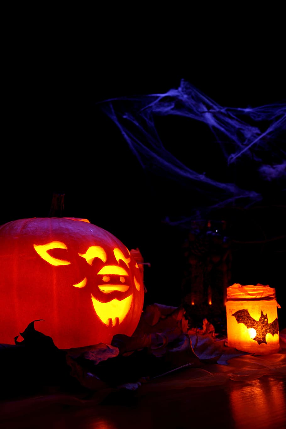 fosc, decoració, caure, brillar, brillant, Halloween, il·luminat, llanterna, fulles, llums, taronja, carbassa, por, temporada, fantasmal, truc, nit, carbassa de Halloween, celebració, cara, equips d’il·luminació, a l'interior, art i artesania, cara antropomòrfica, antropomòrfic, menjar i beguda, creativitat, menjar, vacances - esdeveniment, cap gent, fons negre, 4K