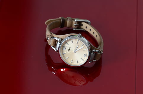 orologio, tempo, puntatori, rosso, girato in studio, strumento del tempo, orologio da polso, avvicinamento, sfondo colorato, in casa, precisione, gioielli, singolo oggetto, in stile retrò, metallo, numero, nessuno, quadrante, accessorio personale, lusso, orologio da tasca, mano minuta, color argento, cromo, 2K, CC0, dominio pubblico, privo di copyright