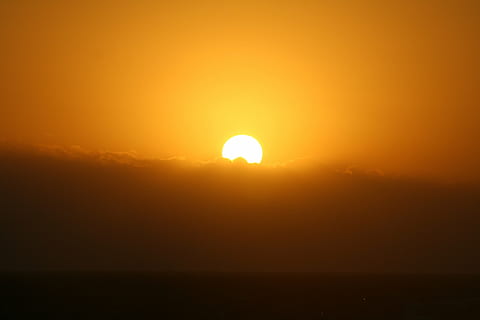 fotografia, sol, daurat, hores, Sol ponent, posta de sol, aigua, núvols, cel, vespre, llum, mar, oceà, festa, naturalesa, crepuscle, color, bonic, taronja, paisatge, raig de sol, abendstimmung, atmosfèric, romanç, llum solar, escenics, sortida del sol - alba, color taronja, estiu, silueta, alba, a l'aire lliure, escenics - natura, bellesa a la natura, tranquil·litat, idíl·lic, medi ambient, escena tranquil·la, cel dramàtic, núvol - cel, horitzó, viatjar, cap gent, brillant, 2K, CC0, domini públic, lliure de regalies
