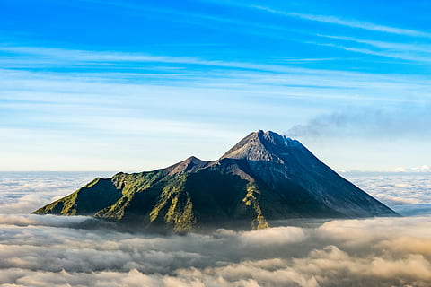 βουνό, merapi, ληφθεί, merbabu, κορυφή βουνού, περιβάλλεται, σύννεφα, σύννεφο, δάσος, ηφαίστειο, πρωί, σύννεφο - ουρανό, ουρανός, ομορφιά στη φύση, γαλήνια σκηνή, σκηνικά - φύση, ηρεμία, χωρίς κόσμο, μπλε, ειδυλλιακός, φύση, ταξιδιωτικούς προορισμούς, μη αστική σκηνή, ημέρα, περιβάλλον, σε εξωτερικό χώρο, τοπίο, χιονισμένο βουνό, τον ηφαιστειακό κρατήρα, 5K, CC0, δημόσιος τομέαςα, χωρίς δικαιώματαe
