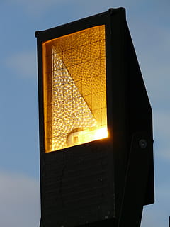 riflettore, luce, lampada, tecnologia, illuminazione, giallo, lampadina, cielo, Inquadratura dal basso, nessuno, natura, luce del sole, architettura, cielo sereno, all'aperto, struttura costruita, tramonto, illuminato, giorno, attrezzatura per l'illuminazione, avvicinamento, esterno dell'edificio, sicurezza, metallo, protezione, 2K, CC0, dominio pubblico, privo di copyright
