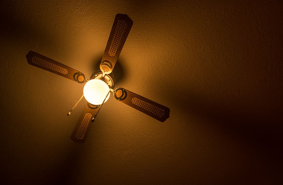 hnědý, 4-čepel, Čtyřlistý stropní ventilátor, svítilna, závěsný, strop, fanoušek, světlo, tma, Pozadí, textura, interiér, Domov, design, moderní, výzdoba, krytý, elektrický, obytný, temný, proutěný, dřevěný, dřevo, elektřina, spotřebič, osvětlení, Dům, domácí, osvětlovací zařízení, svítí, uvnitř, nikdo, stropní větrák, žárovka, nástěnný prvek, řeřavý, světlo - přírodní jev, elektrická lampa, nízký úhel pohledu, domácí interiér, kopie prostor, architektura, elektrické světlo, svítidla, 5K