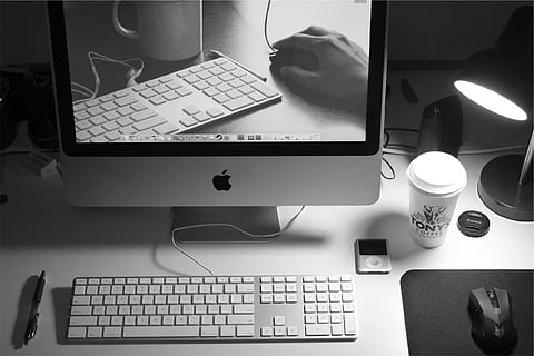 การถ่ายภาพระดับสีเทา, iMac, ข้าง, แป้นพิมพ์ apple apple, เคาน์เตอร์, แอปเปิ้ล, แม็ค, คอมพิวเตอร์, เดสก์ทอป, หน้าจอ, แป้นพิมพ์, เม้าส์, iPod, เทคโนโลยี, ปากกา, กาแฟ, การทำงาน, ธุรกิจ, สำนักงาน, โคมไฟ, ดำและขาว, อุปกรณ์คอมพิวเตอร์, แป้นพิมพ์คอมพิวเตอร์, ตาราง, เฟอร์นิเจอร์, สัมพันธ์, การสื่อสาร, คอมพิวเตอร์ตั้งโต๊ะ, ในบ้าน, จอคอมพิวเตอร์, เมาส์คอมพิวเตอร์, เทคโนโลยีไร้สาย, ไม่มีคน, ด้านบนโดยตรง, 1080P, CC0, โดเมนสาธารณะ, ค่าลิขสิทธิ์ฟรี