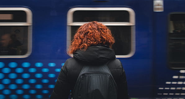femeie, purtare, negru, jacheta cu gluga, rucsac, permanent, față, in miscare, albastru, tren, lângă, vehicul, timpul zilei, persoană, par rosu, hanorac cu gluga, trenul albastru, in spate, înapoi, tranzit, transport, oameni, călătorie, pasager, mijloc de transport, oamenii care călătoresc, transport public, femei, statie, aşteptare, Sina de cale ferata, stație de cale ferată, navetiști, Europa, o persoana, tren - vehicul, zi, metrou, vedere din spate, transportul feroviar, adult, păr, coafura, oameni adevărați, lovitură de cap, interiorul vehiculului, capota - îmbrăcăminte, 2K, CC0, domeniu public, fără drepturi de autor