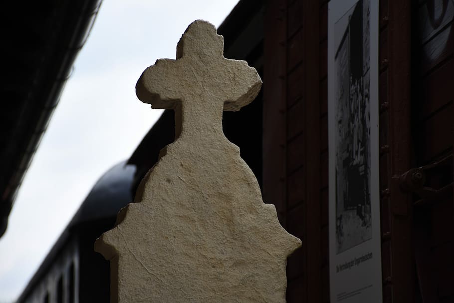 creu, vagó, deportació, cap gent, estructura construïda, centrar-se en primer pla, religió, arquitectura, exterior de l'edifici, dia, vista d’angle baix, creença, tomba, edifici, cementiri, primer pla, làpida, espiritualitat, història, naturalesa, 5K