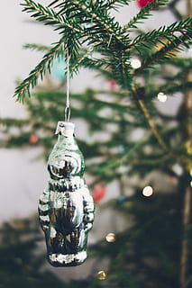 vintage juletræ dekoration, årgang, juletræ, dekoration, objekter, jul, vinter, jul ornament, træ, fest, juledekoration, afdeling, ferie, fyrretræ, grøn farve, sæson, udsmykkede, kulturer, indretning, tæt på, hængende, fokus på forgrunden, ingen mennesker, plante, indendørs, belyst, repræsentation, fest begivenhed, Kunst og håndværk, sølvfarvet, 4K, CC0, offentligt domæne, royaltyfrie