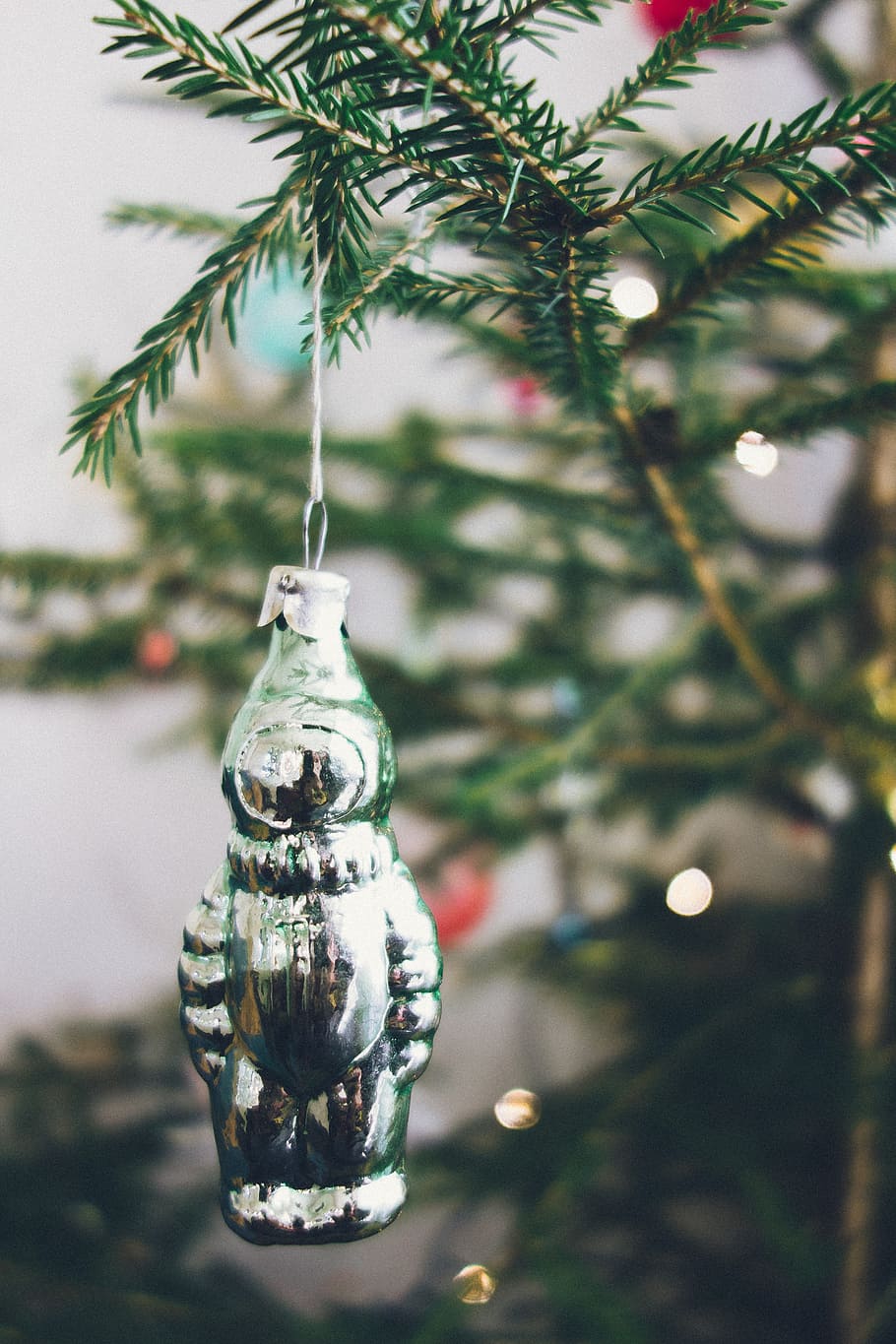 vintage juletræ dekoration, årgang, juletræ, dekoration, objekter, jul, vinter, jul ornament, træ, fest, juledekoration, afdeling, ferie, fyrretræ, grøn farve, sæson, udsmykkede, kulturer, indretning, tæt på, hængende, fokus på forgrunden, ingen mennesker, plante, indendørs, belyst, repræsentation, fest begivenhed, Kunst og håndværk, sølvfarvet, 4K