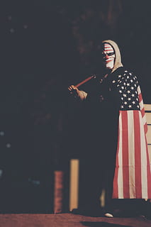amerikanischer Horrorfilm, Person, tragen, schwarz, Weiß, rot, Vereinigte Staaten von Amerika., Flagge, halten, braun, Fledermaus, Stehen, Nachtzeit, Mann, Vereinigter Staat, Kostüm, Frau, Menschen, Frauen, Erwachsene, eine Person, kaukasischer Abstammung, Performance, Musik-, nur für Erwachsene, Mitte Erwachsener, Kunst, Kultur und Unterhaltung, echte Menschen, Musiker, Künstler, Fertigkeit, Veranstaltung für darstellende Künste, gestreift, drinnen, 4K, CC0, gemeinfrei, lizenzfrei