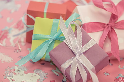 vier, Geschenkboxen in verschiedenen Farben, Weiß, Rosa, Pony Druckgewebeblatt, Geschenk, gemacht, Paket, Schleife, Paketschleife, Weihnachten, Weihnachtsdekoration, geben, Advent, verpackt, Geschenkverpackung, Überraschung, Geschenke, Muttertag, Kindergeburtstag, Geburtstag, Dekoration, Freude, bunt, Farbe, Band - Nähartikel, Band, Feier, Bogen, gebundener Bogen, Papier-, Weihnachtsgeschenk, Box, Geschenkbox, Kasten - Behälter, Nahansicht, eingewickelt, Stillleben, drinnen, Urlaub, keine Leute, Geschenkpapier, Container, pinke Farbe, 4K, CC0, gemeinfrei, lizenzfrei