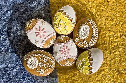 easter, spring, biscuits, eggs, egg, shape, shaped, sweet, season, holiday, plate, variation, food, directly above, choice, food and drink, indoors, sweet food, still life, no people, baked, studio shot, table, freshness, close-up, dessert, creativity, high angle view, indulgence, temptation, 720P, CC0, public domain, royalty free