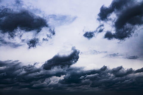 núvols, drama, humor, dramàtica, cel, endavant, núvols dramàtics, l'estat d'ànim del temps, formen núvols, núvols foscos, naturalesa, atmosfera, núvols de tempesta, núvol - cel, temps, blau, cloudscape, núvol, a l'aire lliure, fons, meteorologia, escenics, tempesta, dia, cel dramàtic, clima, núvol de cúmuls, cel malhumorat, bellesa a la natura, cap gent, aire, estratosfera, estiu, vista d’angle baix, escenics - natura, tranquil·litat, escena tranquil·la, medi ambient, núvol de tempesta, ominós, 5K, CC0, domini públic, lliure de regalies