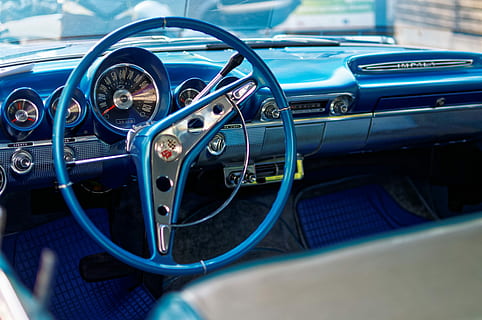 automàtic, oldtimer, clàssic, vell, automoció, vehicle, retro, americà, cotxe, volant, panell, passat de moda, blau, cap gent, automòbil, manera de transport, transport, vehicle terrestre, interior del cotxe, panell de control, interior del vehicle, velocímetre, a l'interior, dia, cotxe d'època, parabrisa, estil retro, luxe, 4K, CC0, domini públic, lliure de regalies