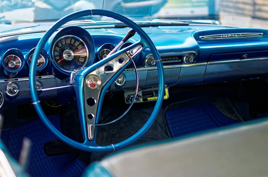 automàtic, oldtimer, clàssic, vell, automoció, vehicle, retro, americà, cotxe, volant, panell, passat de moda, blau, cap gent, automòbil, manera de transport, transport, vehicle terrestre, interior del cotxe, panell de control, interior del vehicle, velocímetre, a l'interior, dia, cotxe d'època, parabrisa, estil retro, luxe, 4K