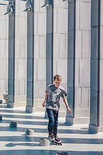 jongen, gebruik makend van, skeelers, gang, kind inline, het schaatsen, beton, verdieping, kind, inspanning, werk, zon, pret, kom tot rust, spelen, pokemon, pikachu, rolschaats, rollerblade, rol, zoon, volledige lengte, architectuur, echte mensen, een persoon, ingebouwde structuur, kinderjaren, casual kleding, levensstijlen, buitenkant van het gebouw, jongens, dag, vrijetijdsbesteding, mannetjes, gebouw, mannen, vooraanzicht, buitenshuis, architectonische kolom, onschuld, 5K, CC0, publiek domein, royaltyvrij