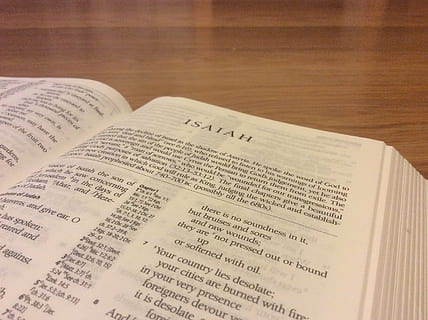 isaiah vers, Brun, træ, bibel, Bestil, åben, skriften, religion, tekst, side, undersøgelse, tro, Kristendom, testamente, Esajas, bibelsk, papir, offentliggørelse, bord, indendørs, ingen mennesker, uddannelse, meddelelse, stilleben, tæt på, høj vinkel visning, vestlige script, læring, kunstkultur og underholdning, træ - materiale, ekspertise, studere, 2K, CC0, offentligt domæne, royaltyfrie