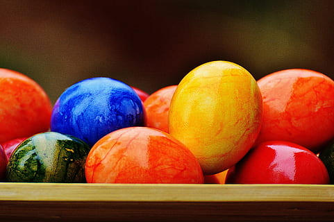 Ostern, Ostereier, bunt, Frohe Ostern, Ei, farbig, Farbe, mehrfarbig, Dekoration, Holz - Material, Osterei, Jahreszeit, rot, Hintergründe, Essen und Trinken, Lebensmittel, gesundes Essen, Frische, Wohlbefinden, Gemüse, Stillleben, keine Leute, Nahansicht, Obst, Variation, große gruppe von gegenständen, Wahl, drinnen, Stapel, Fülle, Gruppe von Objekten, organisch, reif, schwarzer Hintergrund, 5K, CC0, gemeinfrei, lizenzfrei