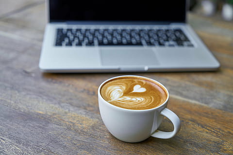 marró, cafè espresso, blanc, ceràmica, tassa de cafè, fusta, superior, ordinador, portàtil, taula, tecnologia, primer pla, nota, prendre notes, treballar, modern, teclat, llegir, cafeteria, fons, escriure, el treball, fotografia, cafè, cafeïna, menjar, begudes, tassa, al matí, despertar, espresso, cappuccino, foto de menjar, bon dia, curs, latte, restaurant, beure, macro, tecnologia sense fils, cafè - beguda, usant portàtil, comunicació, Internet, menjar i beguda, refresc, connexió, beguda calenta, beguda espumosa, negocis, cap gent, vaixella, 5K, CC0, domini públic, lliure de regalies
