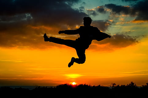 silhuet, mand, sparke, luft, himmel, skyer, solnedgang, træ, martial, kunst, mennesker, Midt i luften, sky - himmel, hoppe, en person, fuld længde, orange farve, natur, sport, fritidsaktivitet, skønhed i naturen, herrer, scenics - natur, bevægelse, livsstil, frihed, udendørs, menneskelige arm, arme hævet, 4K, CC0, offentligt domæne, royaltyfrie