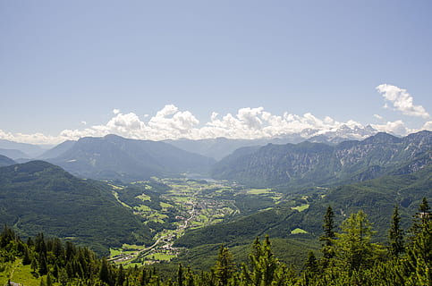 landschapsfoto, stad-, omgeven, Bos, berg-, vogel, eye view foto, dag, groene Berg, blauwe lucht, vallei, wolk, natuur, landschap, Vakantiebestemmingen, bergketen, buitenshuis, boom, hemel, Europese Alpen, bergtop, zomer, groene kleur, schoonheid in de natuur, blauw, geen mensen, scenics - natuur, milieu, fabriek, land-, wolk - lucht, rustige scène, naaldboom, niet-stedelijke scène, kalmte, dennenboom, dennenbos, bos-, 4K, CC0, publiek domein, royaltyvrij